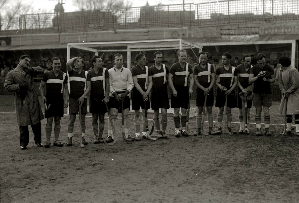 Partido de hockey en el campo de Atotxa (7 de 8) - Fondo Car-Kutxa Fototeka