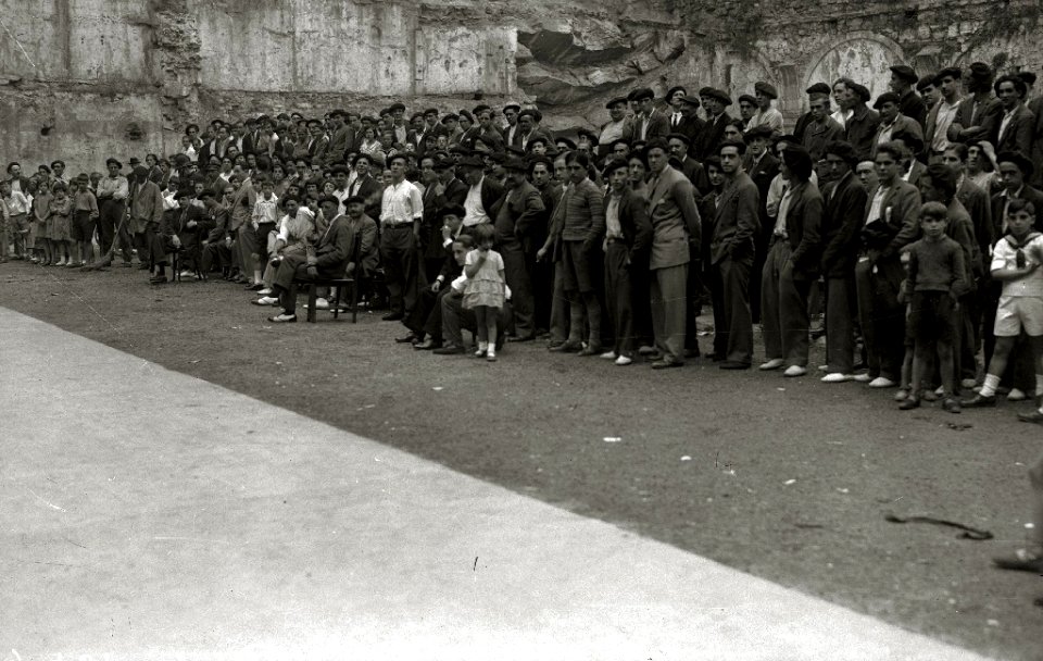 Partido de pelota mano en la plaza de la Trinidad de San Sebastián (1 de 3) - Fondo Car-Kutxa Fototeka