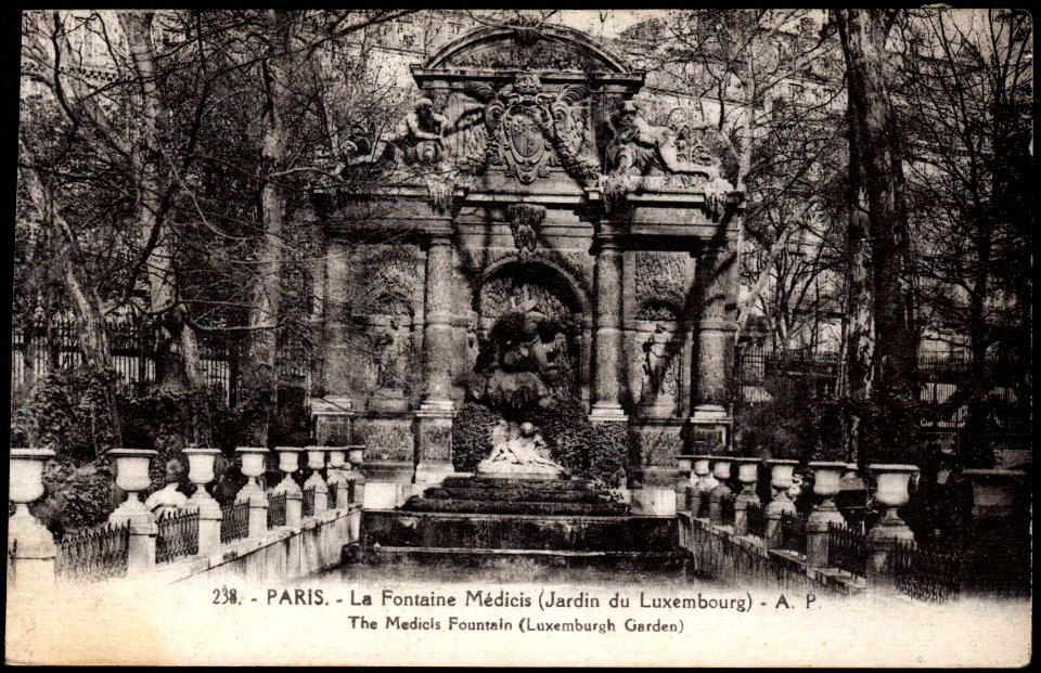 Paris La Fontaine Médicis Jardin du Luxembourg