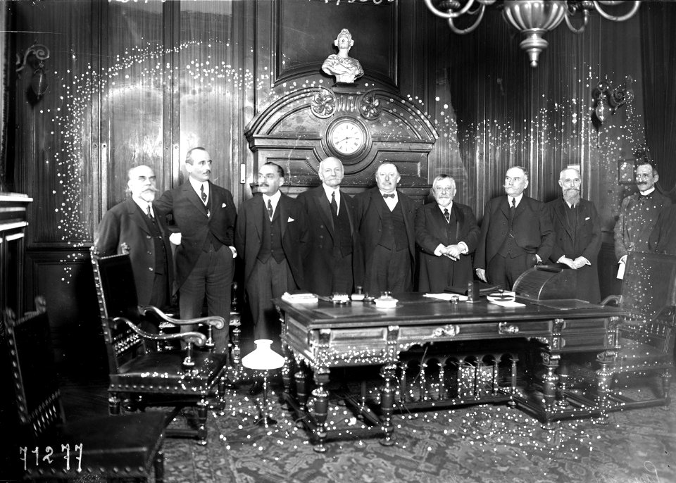Paris, 11-1-22, élection du président de la Chambre de commerce (de Paris, Paul Roger, 6e à partir de la gauche, avec, à sa droite, MM. Dior, Georges Pascalis et Autrand) - (photographie de presse) - (Agence Rol)