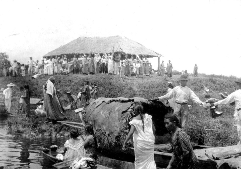 Parti av hamnen i Carmen med bl.a. baureindianer. Lokal, Carmen, R. Blanco, bifl. till Guaporé, n.ö - SMVK - 005606