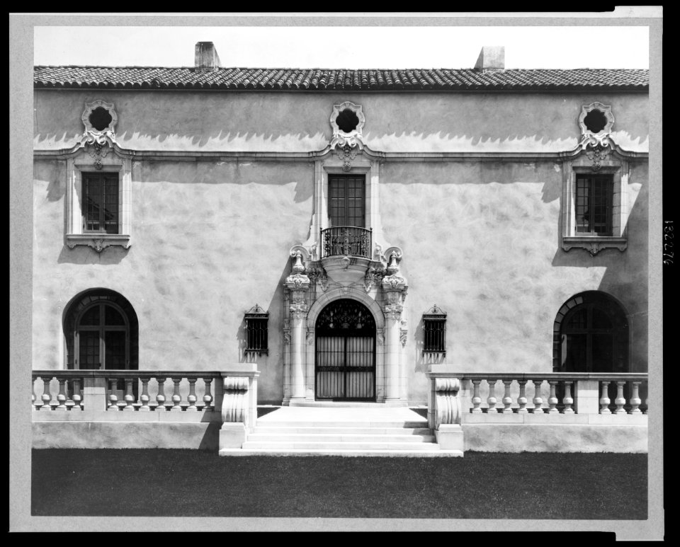 Pasadena, California, Mrs. Herbert Coppell home - view of doorway and entrance - photo by Frances Benjamin Johnston. LCCN2002722362