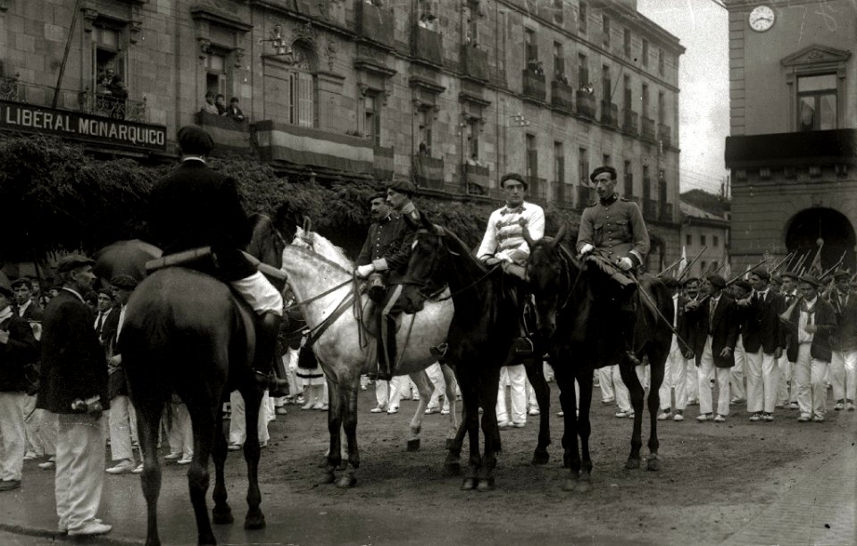 Participantes del alarde de Irun con motivo de las fiestas de San Marcial (6 de 8) - Fondo Car-Kutxa Fototeka