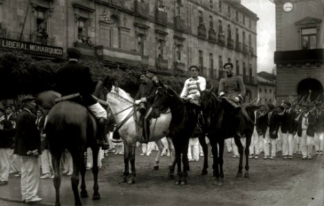 Participantes del alarde de Irun con motivo de las fiestas de San Marcial (6 de 8) - Fondo Car-Kutxa Fototeka