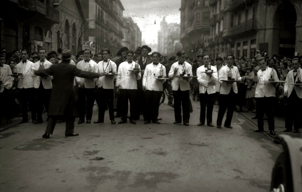 Participantes en una carrera de camarero durante unas fiestas en San Sebastián (2 de 7) - Fondo Car-Kutxa Fototeka