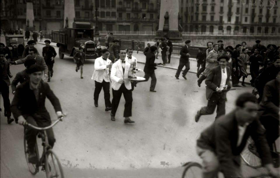 Participantes en una carrera de camarero durante unas fiestas en San Sebastián (6 de 7) - Fondo Car-Kutxa Fototeka
