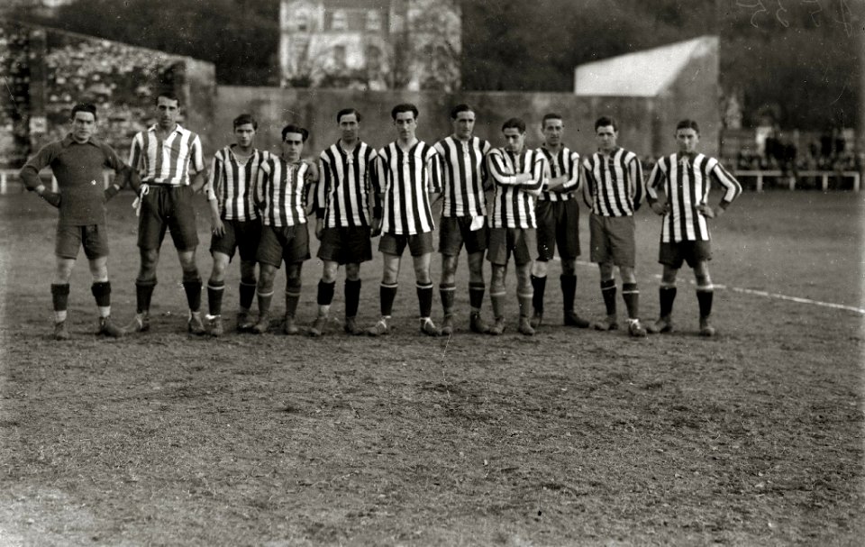 Partido de fútbol en el campo de Atotxa (1 de 4) - Fondo Car-Kutxa Fototeka