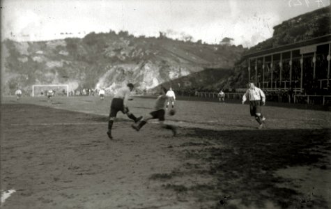 Partido de fútbol en el campo de Jolastokieta en el barrio de Herrera (1 de 4) - Fondo Car-Kutxa Fototeka