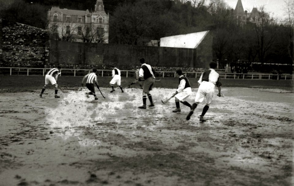 Partido de hockey en el campo de Atotxa (1 de 8) - Fondo Car-Kutxa Fototeka
