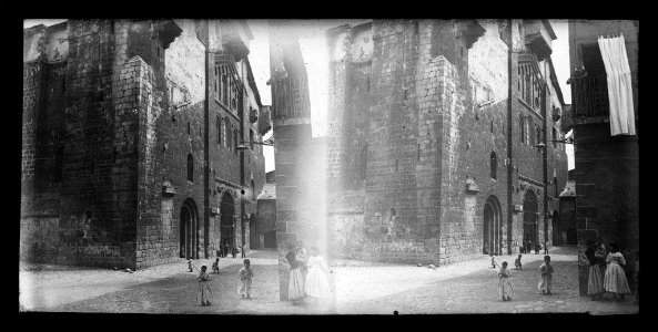 Part de la façana de la catedral de la Seu d'Urgell , dones i nens jugant