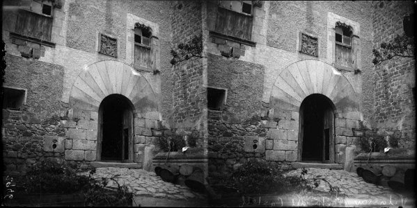 Part del pati i portal d'entrada al Castell de Vilassar