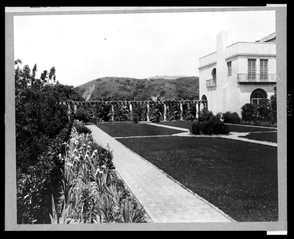Pasadena, California, Mrs. Herbert Coppell home - view of formal lawn, gardens, and hills in background - photo by Frances Benjamin Johnston. LCCN2002722364