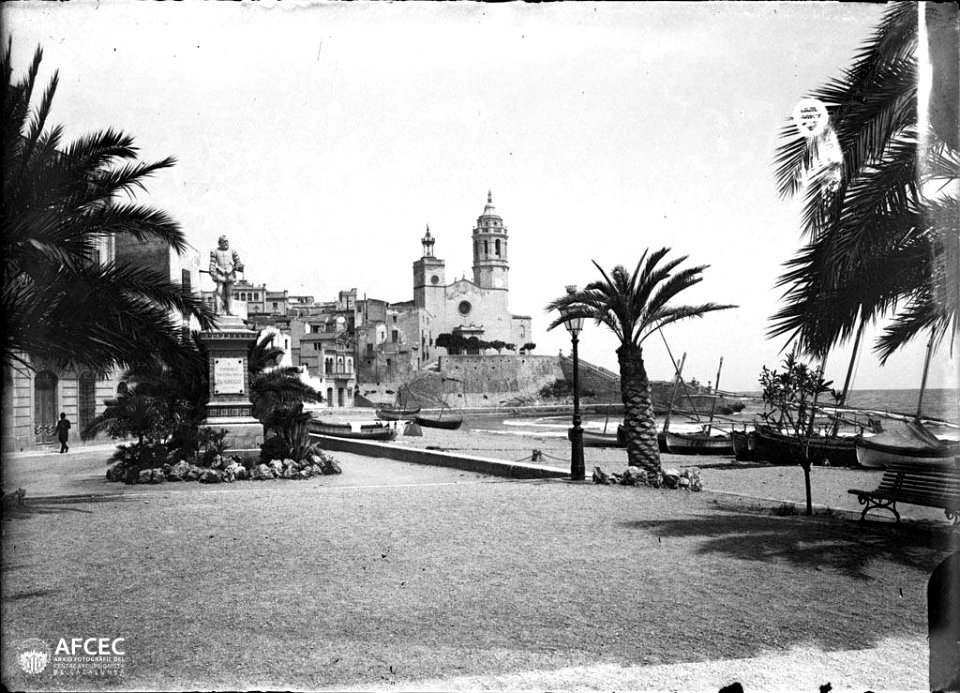 Passeig marítim i platja de Sitges, amb el monument al Greco i part del poble al fons