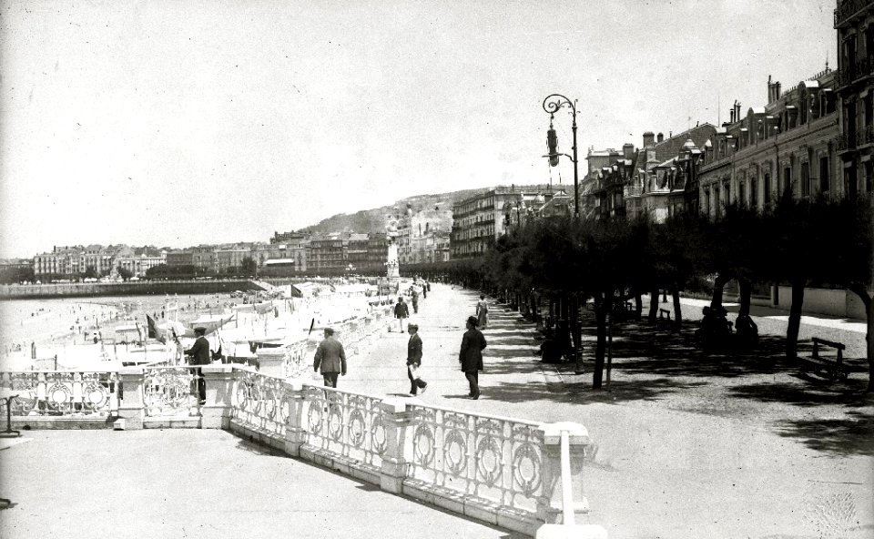 Paseo de la Concha (1 de 4) - Fondo Car-Kutxa Fototeka