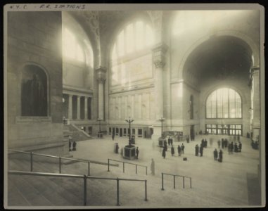 Passengers in the waiting room at Pennsylvania Station, New York, New York, with statue of Alexander Johnston Cassatt, president of the Pennsylvania Railroad Company, in niche on the wall LCCN2004670836