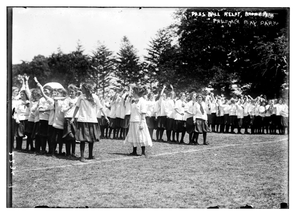 Pass ball relay, Pelham Bay Park LCCN2014689456