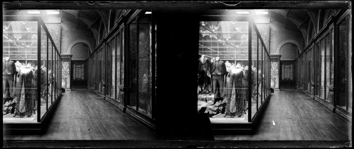 Passadís d'un museu amb vitrines on s'exposen vestits