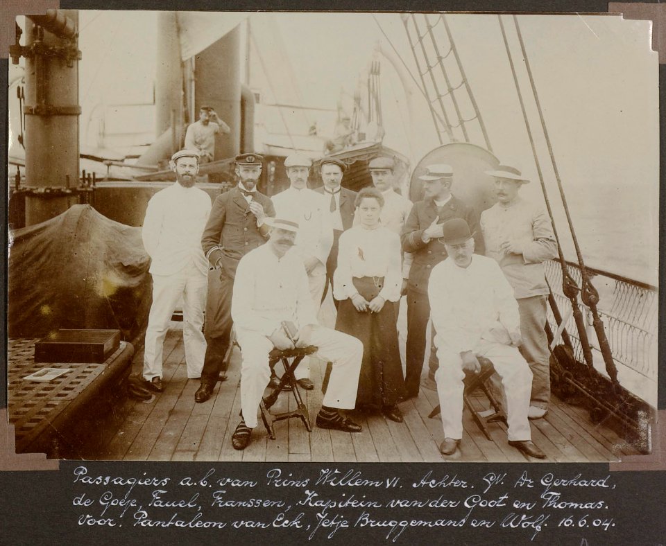 Passagiers aan boord van Prins Willem VI. Achter - G.M. Versteeg, Dr. Gerhard, C.H. de Goeje, Fauel, A. Franssen Herderschee, Kapitein van der Goot en thomas. Voor - Pantaleon van Eek, Jetje Brugggemans en Wolf (16-06-1904)