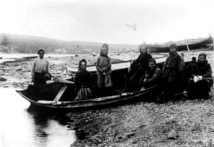 Pasvik-skoltesamer i robåt, Sør- Varanger, Finnmark, på vei til sin laksefiskeplass i Bøkfjord - Norsk folkemuseum - NF.08407-007