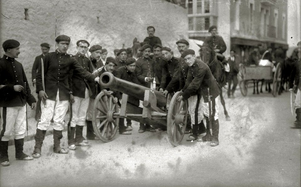 Participantes del alarde de Irun con motivo de las fiestas de San Marcial (3 de 8) - Fondo Car-Kutxa Fototeka