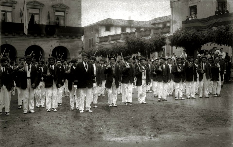 Participantes del alarde de Irun con motivo de las fiestas de San Marcial (7 de 8) - Fondo Car-Kutxa Fototeka