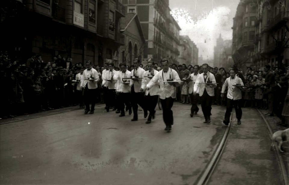 Participantes en una carrera de camarero durante unas fiestas en San Sebastián (7 de 7) - Fondo Car-Kutxa Fototeka