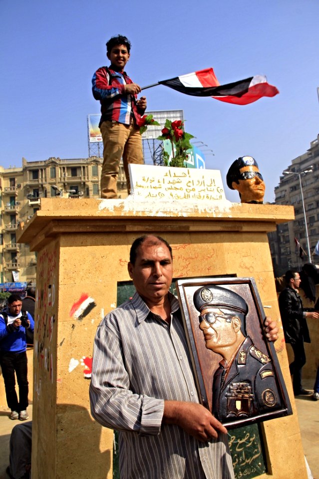 Participants holding a flag and a picture of Abdel Fateh el Sissi
