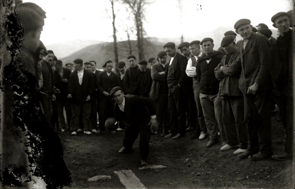 Partida de bolos en el campo de golf de Lasarte (4 de 10) - Fondo Car-Kutxa Fototeka
