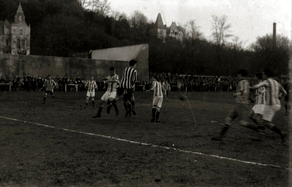 Partido de fútbol en el campo de Atotxa (2 de 4) - Fondo Car-Kutxa Fototeka