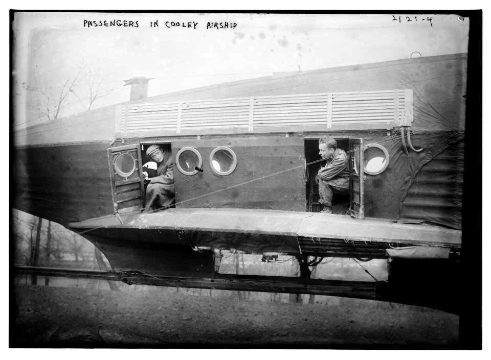 Passengers in Cooley airship LCCN2014688860