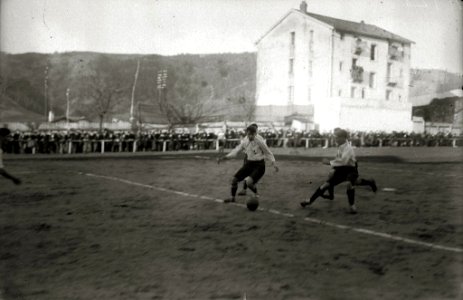 Partido de fútbol en el campo de Jolastokieta en el barrio de Herrera (2 de 4) - Fondo Car-Kutxa Fototeka