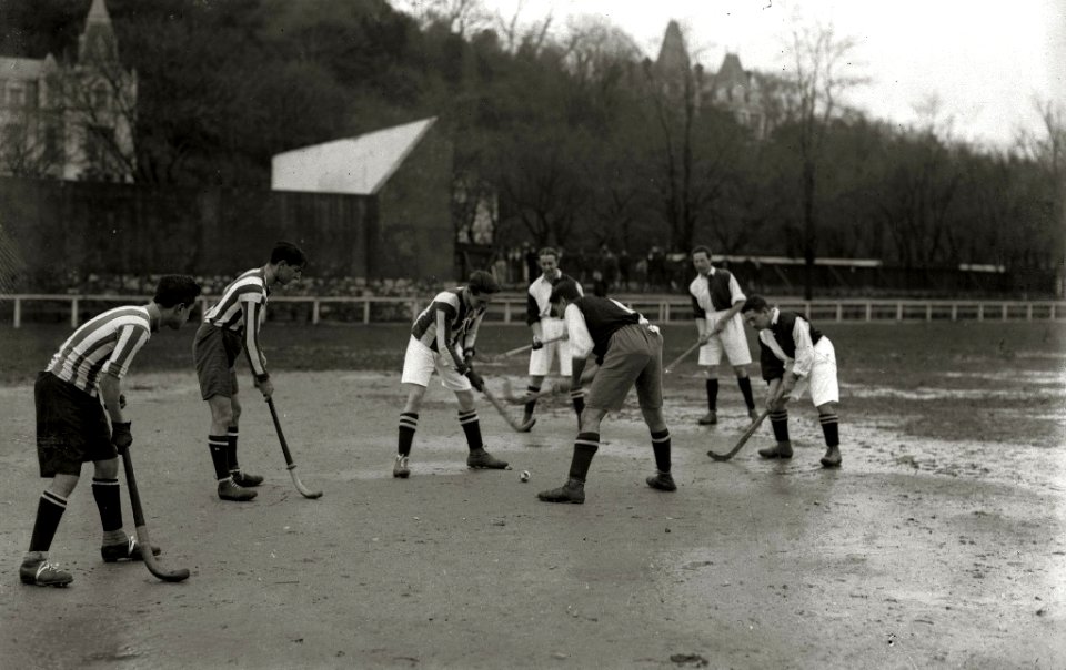 Partido de hockey en el campo de Atotxa (2 de 8) - Fondo Car-Kutxa Fototeka