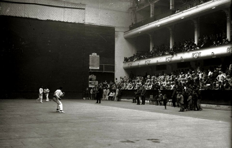 Partido de pelota mano en el frontón municipal de Atotxa (1 de 1) - Fondo Car-Kutxa Fototeka