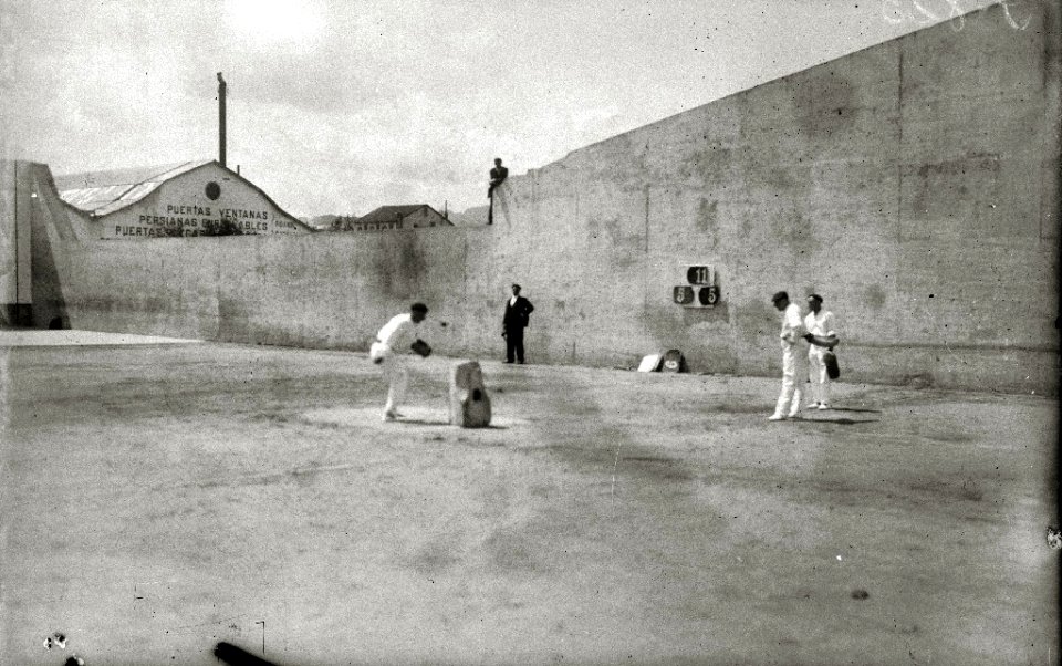 Partido de rebote en el frontón de Atotxa (1 de 4) - Fondo Car-Kutxa Fototeka