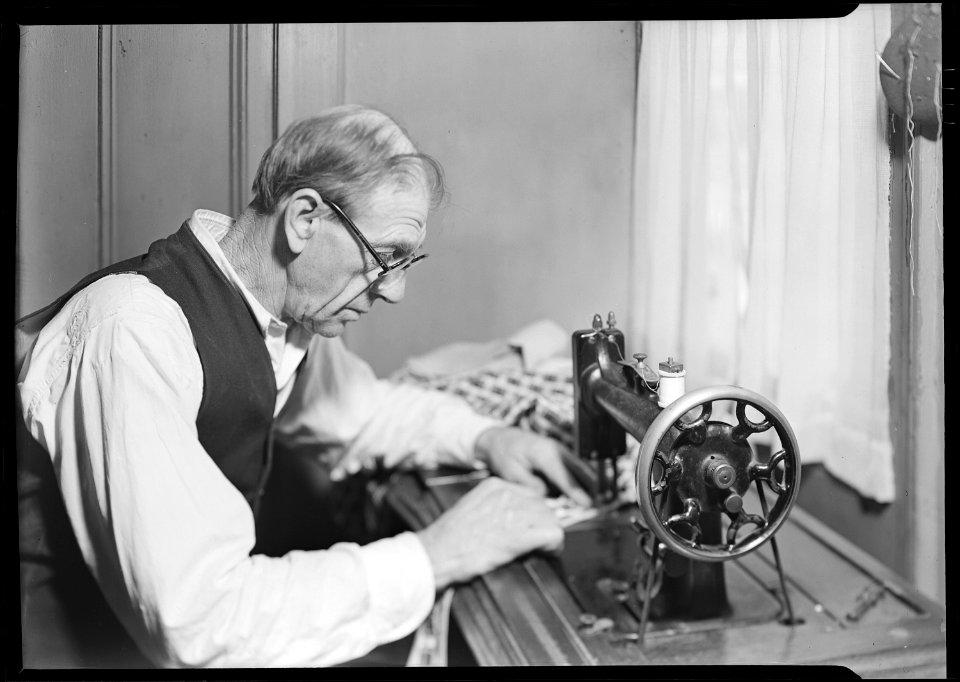 Paterson, New Jersey - Textiles. An old silk-worker (now unable to work) living on earnings of a roomer. - NARA - 518612