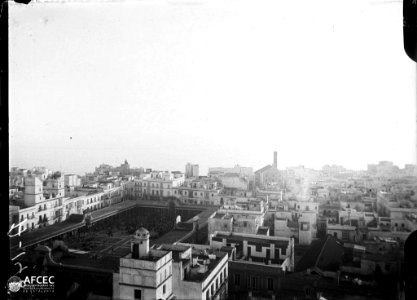 Part de la ciutat de Cadis vora el mar amb una gran plaça (AFCEC MORELLO A 0146)