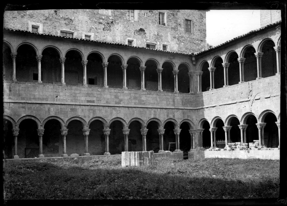 Part del claustre del monestir de Santa Maria de Ripoll (AFCEC VINTRO D 3154)