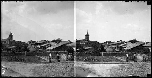 Part del poble de Sant Julià de Vilatorta amb dues persones en primer terme
