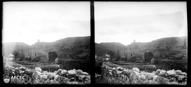 Part del poble i el castell de Sant Llorenç de la Muga