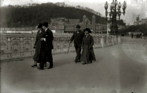 Paseos otoñales por el paseo de la Concha (1 de 2) - Fondo Car-Kutxa Fototeka