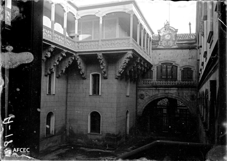 Pati del palau de la Salina, actual sede de la Diputación Provincial de Salamanca (AFCEC MORELLO A 0182)