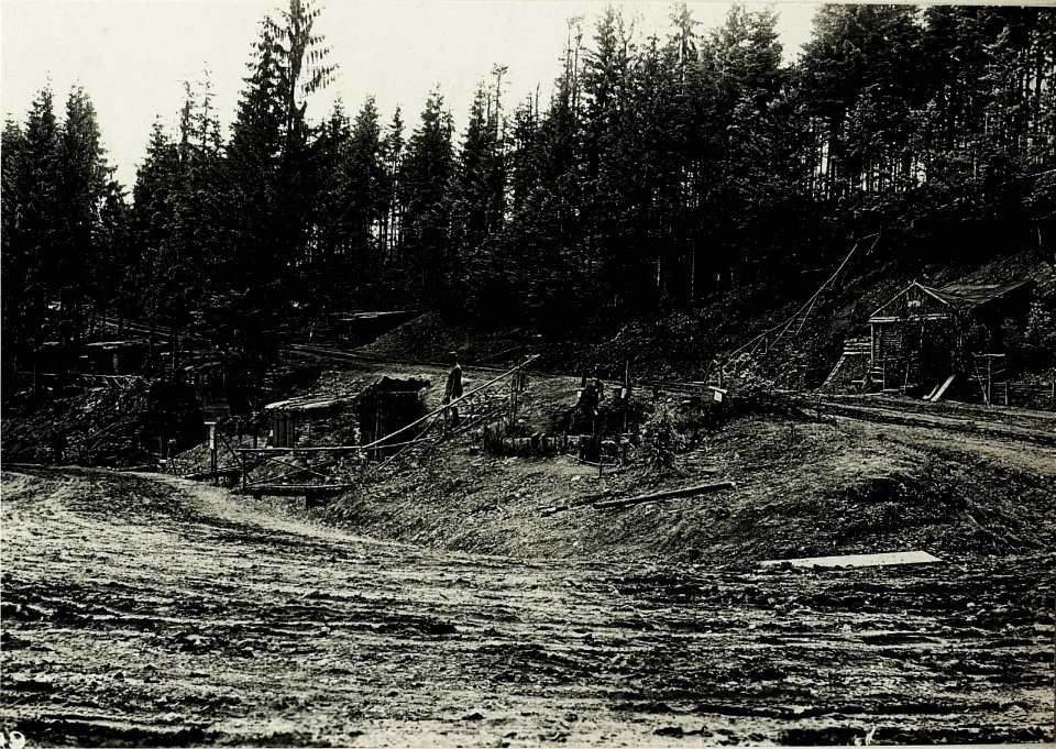 Pass; Toronya-Wyszkow; Eigene Unterstände an der obersten Strassenwendung. (BildID 15431114)