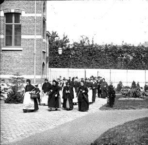 Patiënten op weg naar de polikliniek van Gasthuis Calvariënberg, Maastricht, 1895-98 (RHCL, VKG 089)