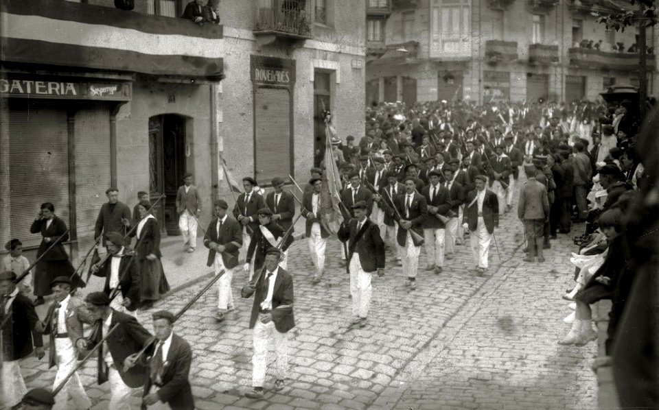 Participantes del alarde de Irun con motivo de las fiestas de San Marcial (1 de 8) - Fondo Car-Kutxa Fototeka