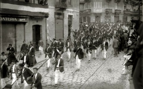 Participantes del alarde de Irun con motivo de las fiestas de San Marcial (1 de 8) - Fondo Car-Kutxa Fototeka