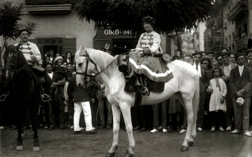 Participantes del alarde de Irun con motivo de las fiestas de San Marcial (5 de 8) - Fondo Car-Kutxa Fototeka