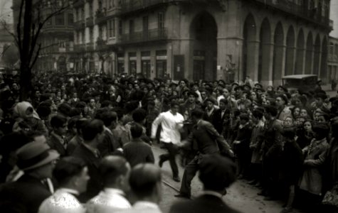 Participantes en una carrera de camarero durante unas fiestas en San Sebastián (5 de 7) - Fondo Car-Kutxa Fototeka