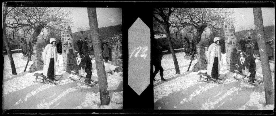 Participants d'un concurs de luges en una plaça nevada