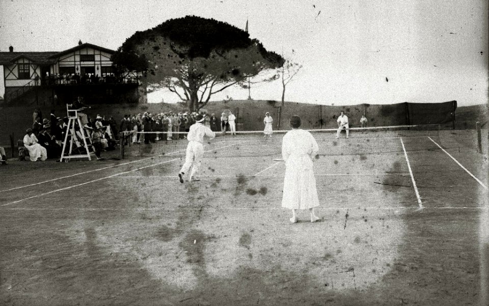 Partido de dobles mixto en el campo de golf de Zarautz (1 de 2) - Fondo Car-Kutxa Fototeka
