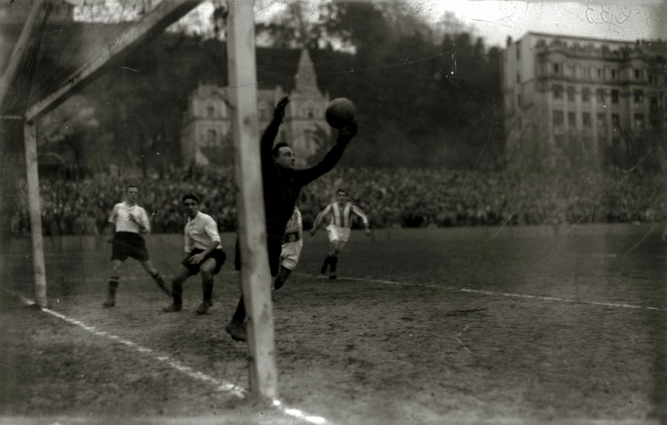 Partido de fútbol de la Real Sociedad y Real Unión en el campo de Atotxa (3 de 3) - Fondo Car-Kutxa Fototeka